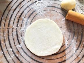 擀成薄片，一定要用手粉，防粘