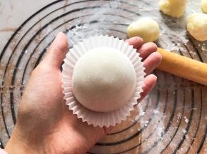 翻面放入纸托中即可