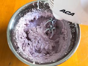 夏天打发至坚挺，冬天打发至8分发就可以