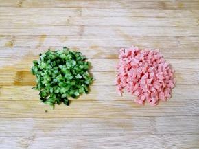 黄瓜洗干净切成小丁，火腿肠切成小丁。