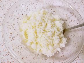 米饭用勺子压散。