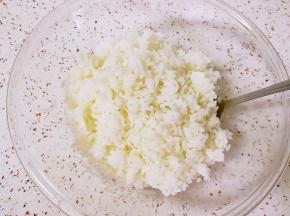 米饭用勺子压散。