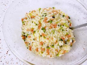 放少许盐搅拌均匀。