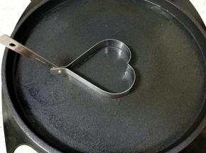 电饼铛底部刷一层油预热，煎蛋模具刷油。