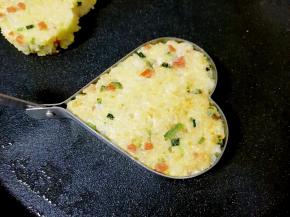 待米饼一面定型以后不要着急脱模，转动煎蛋模具手柄，把煎蛋模具翻过来继续让另一面定型。