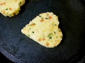 米饼完整脱模，依次做好所有的米饼，煎至两面金黄即可。