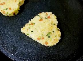 米饼完整脱模，依次做好所有的米饼，煎至两面金黄即可。