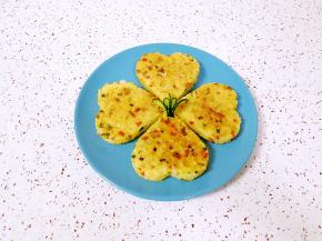 煎好的米饼呈金黄色，外脆里嫩。