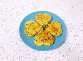 煎好的米饼呈金黄色，外脆里嫩。