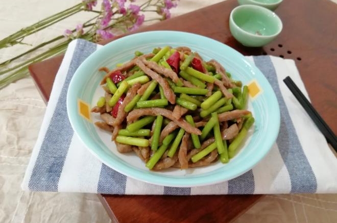 蒜苔炒牛肉