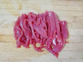 牛肉洗干净，切成条状。