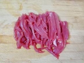 牛肉洗干净，切成条状。