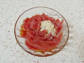 加入3g料酒，3g鸡粉，10g食用油，搅拌均匀腌制15-20分钟。