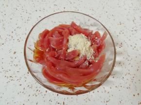 加入3g料酒，3g鸡粉，10g食用油，搅拌均匀腌制15-20分钟。