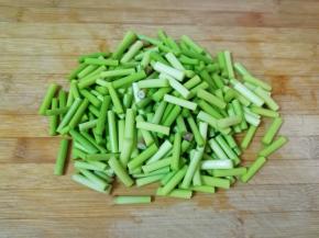 蒜苔洗干净切成段备用。