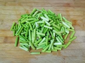 蒜苔洗干净切成段备用。