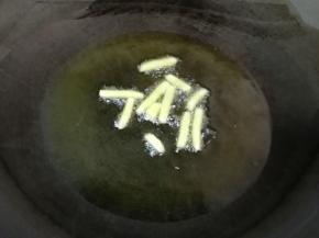 炒锅烧热倒入适量的食用油，下入生姜炒香。