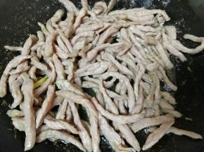 下入腌制好的牛肉快速划炒至牛肉变色，盛出备用。