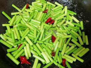 放盐翻炒1-2分钟。