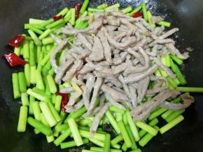 下入炒好的牛肉翻炒均匀。