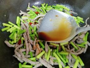 加入酱油翻炒均匀。