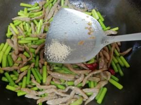 加入鸡精翻炒均匀出锅。