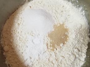 面粉中加入糖、泡打粉和发酵粉混合均匀。