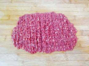 牛肉洗干净剁碎。