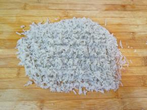 泡好的粉条控干水分剁碎。