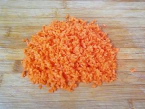 胡萝卜剁碎。