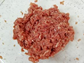 牛肉馅里分三次加入生姜水，顺着一个方向搅打上劲，直至牛肉馅和生姜水完全融合。