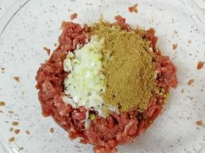 大葱洗干净切成葱花放在肉馅上，放上十三香。