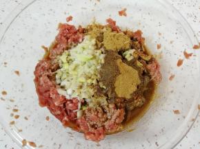 炒锅烧热倒入适量的食用油烧热，下入花椒粒爆香，捞出花椒粒，将热油泼在葱花上。