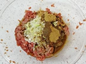 炒锅烧热倒入适量的食用油烧热，下入花椒粒爆香，捞出花椒粒，将热油泼在葱花上。