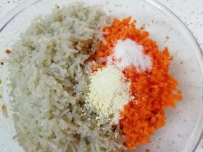 加入之前剁好的粉条和胡萝卜，放盐、鸡精和生抽搅拌均匀。