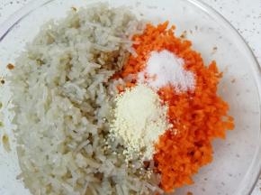 加入之前剁好的粉条和胡萝卜，放盐、鸡精和生抽搅拌均匀。