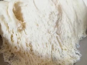 面团发酵好了，扒开内部呈细密的蜂窝状。