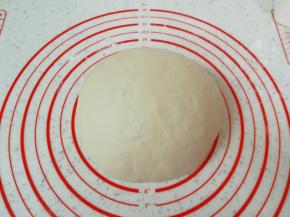 发酵好的面团揉光排气。