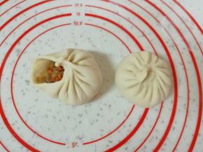 顺着一个方向捏出褶子，最后旋转收口，一个小笼包就包好了。