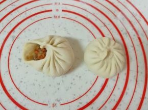 顺着一个方向捏出褶子，最后旋转收口，一个小笼包就包好了。
