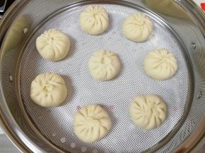 蒸锅内放水，篦子上铺好硅胶垫，放上做好的小笼包生胚，盖上锅盖二次发酵15分钟左右，包子明显变大，凉水上锅，上汽后大火蒸12分钟，关火以后焖3-5分钟。