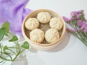 女儿放学回来先吃掉两个。