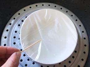 盖上保鲜膜，用牙签扎几个洞，放入蒸锅中蒸20分钟