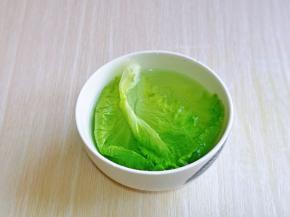 生菜叶冷水冲洗干净后，再泡2分钟，捞出淋干水分。