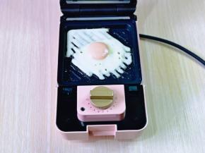 盖上盖子，将旋钮拧到2分钟处就可以，铲出备用。