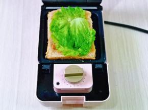 放上生菜叶，最好用生菜心，比较嫩，口感好。