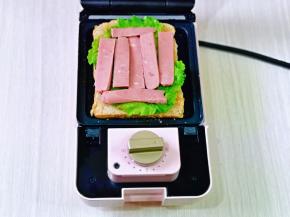 再摆放上切好的火腿片。