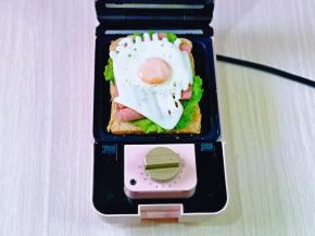 放上煎好的鸡蛋。