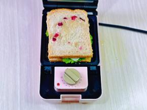 最后放上另一片吐司片，刷上少许橄榄油。