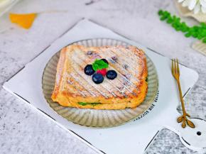 撒上了一层糖粉，香甜可口。